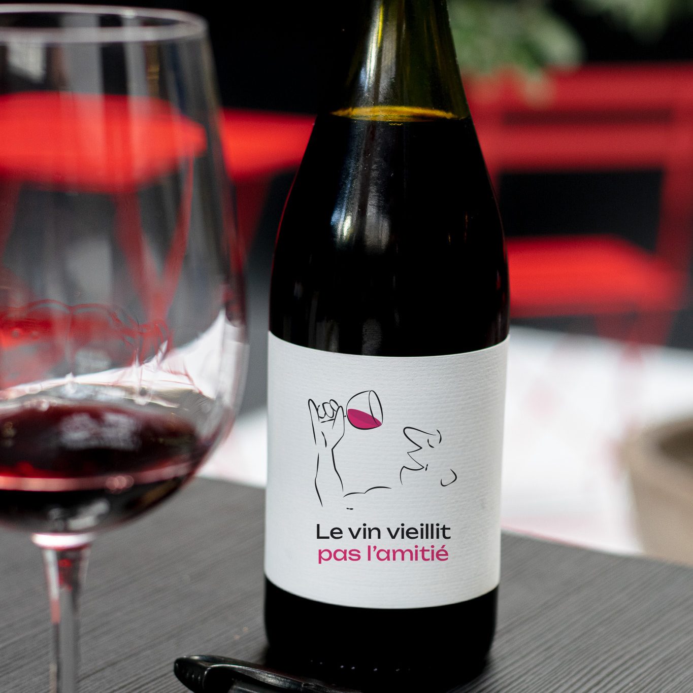 Vin rouge personnalisé, thème amitié