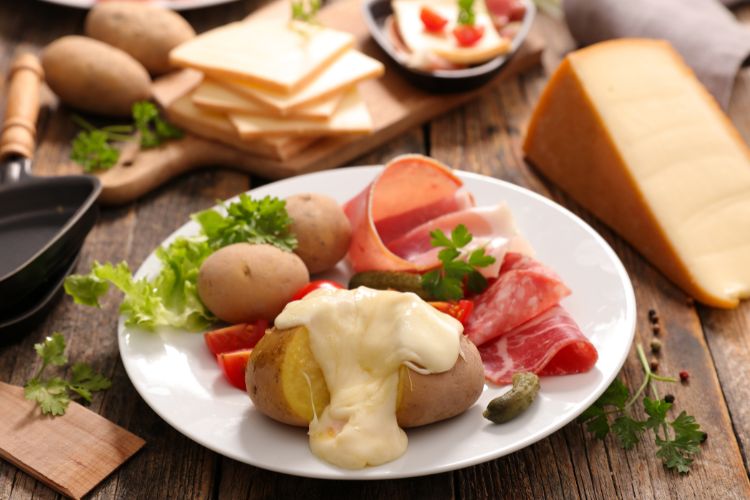 Assiette lors d'une raclette entre amis