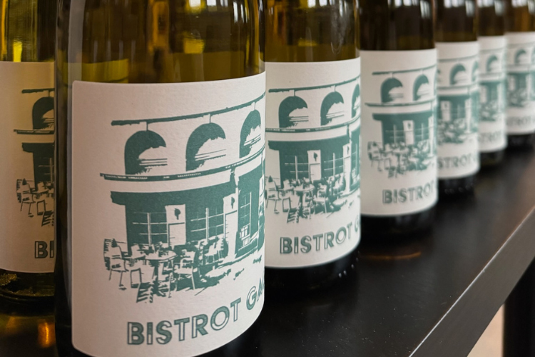 Jolies bouteilles de vin personnalisees avec logo