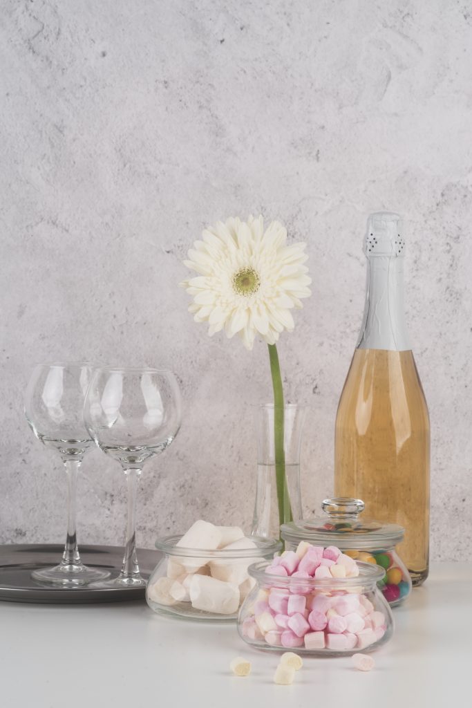 bouteille de champagne avec guimauve sur la table