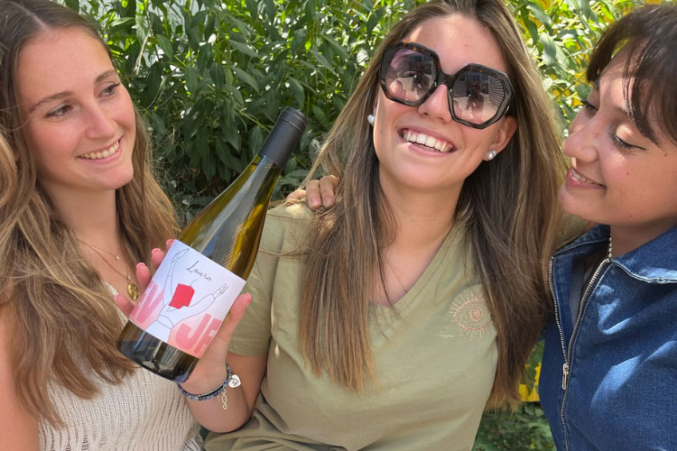 5 occasions de la vie où offrir une bouteille personnalisée marque les esprits