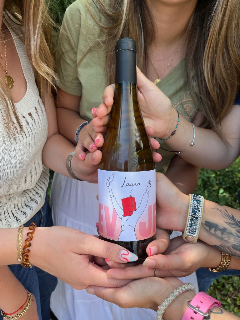 Etiquette personnalisee sur une bouteille de vin