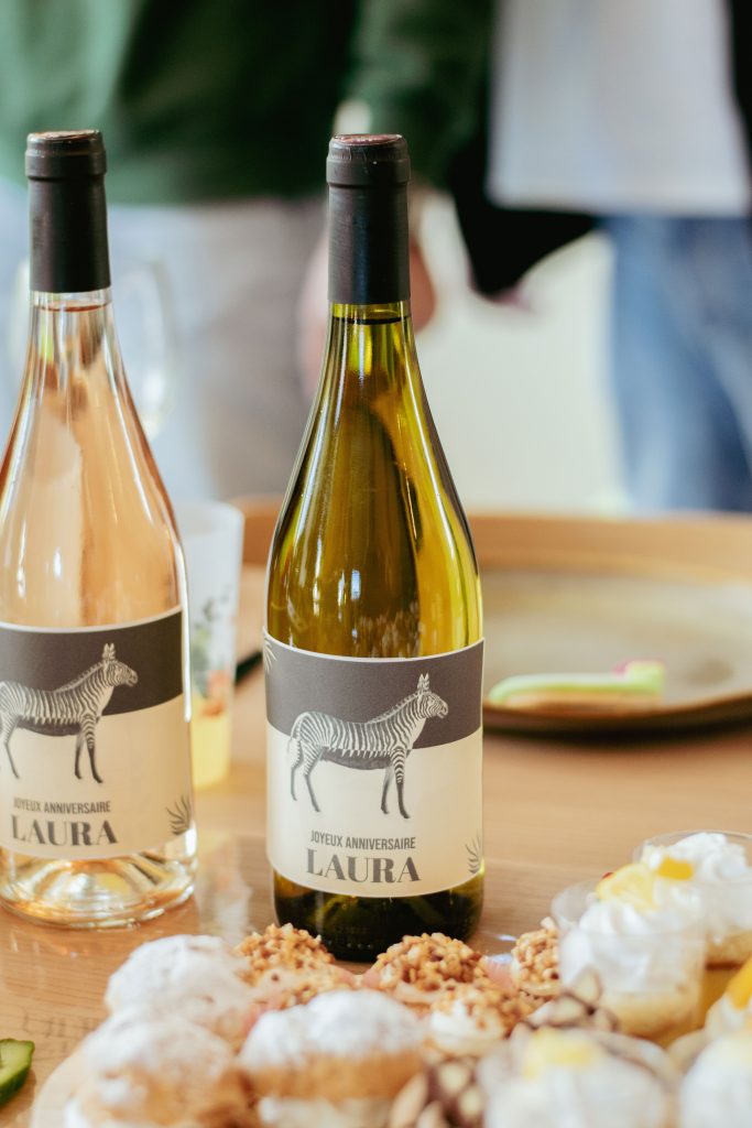 Personnalisation detiquette sur une bouteille de vin