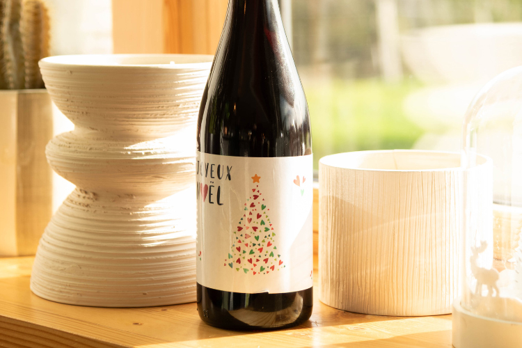 Bouteilles de vin personnalisées : les tendances graphiques qui cartonnent cet hiver