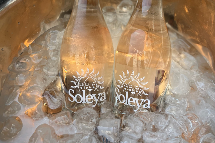 Personnalise ta bouteille de rosé pour une journée plage inoubliable